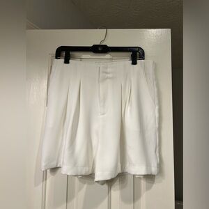 VICI Promesa White pleated high rise shorts NWT size large